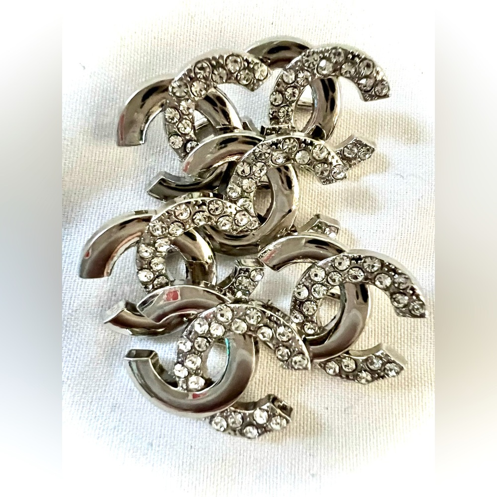 CC-(Set of 6)18mm logo style/shank/Silver/Clear faux stones ✨ /stamped back